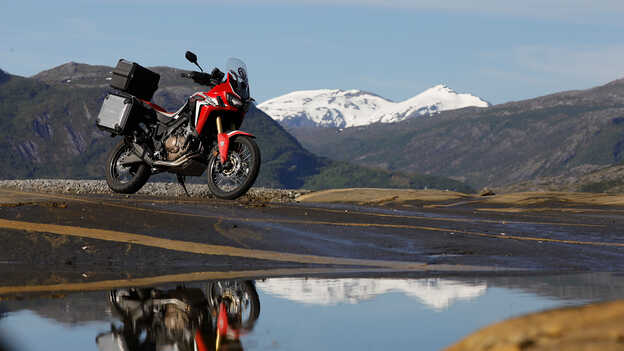 Álló Africa Twin hegyekkel a háttérben