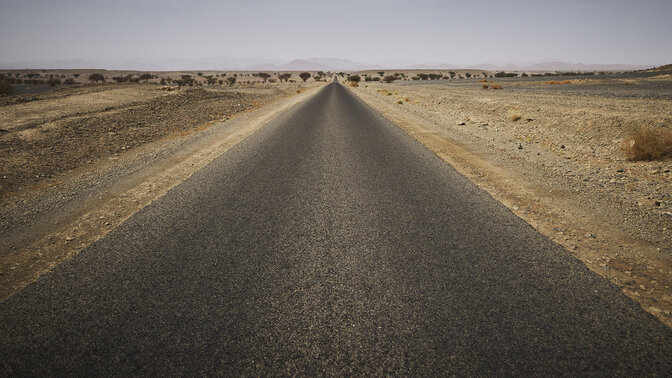 Hosszú marokkói autópálya sivataggal körülvéve. 