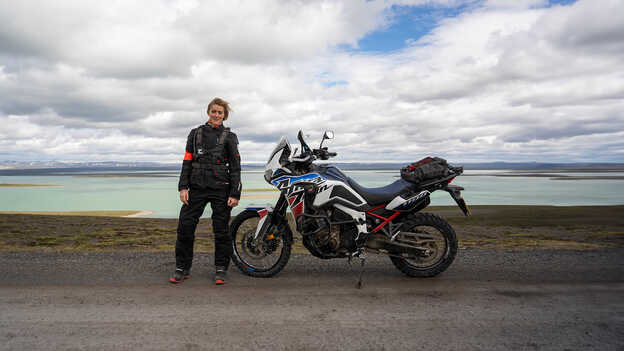 Vanessa Ruck egy Africa Twin mellett. 