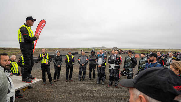 Dave Thope egy csoport motorossal. 