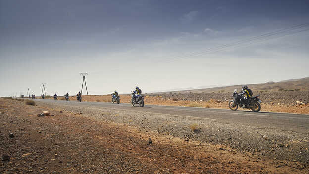 Honda Africa Twin motorosok Marokkóban, aszfaltos úton.
