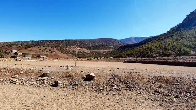 Motorosok az Africa Twin nyergében egy sziklás ösvényen.