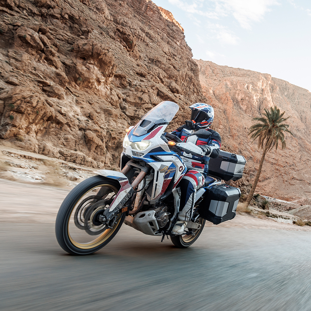 CRF1000 ATAS a Touring csomaggal és motorossal.