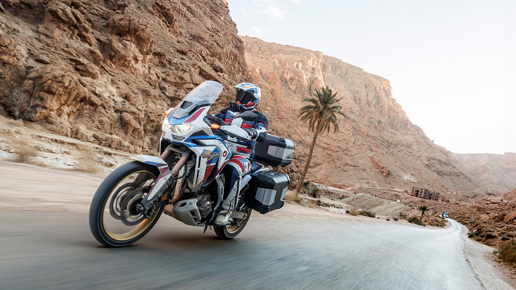 Africa Twin motor terepen, Touring csomaggal és motorossal.