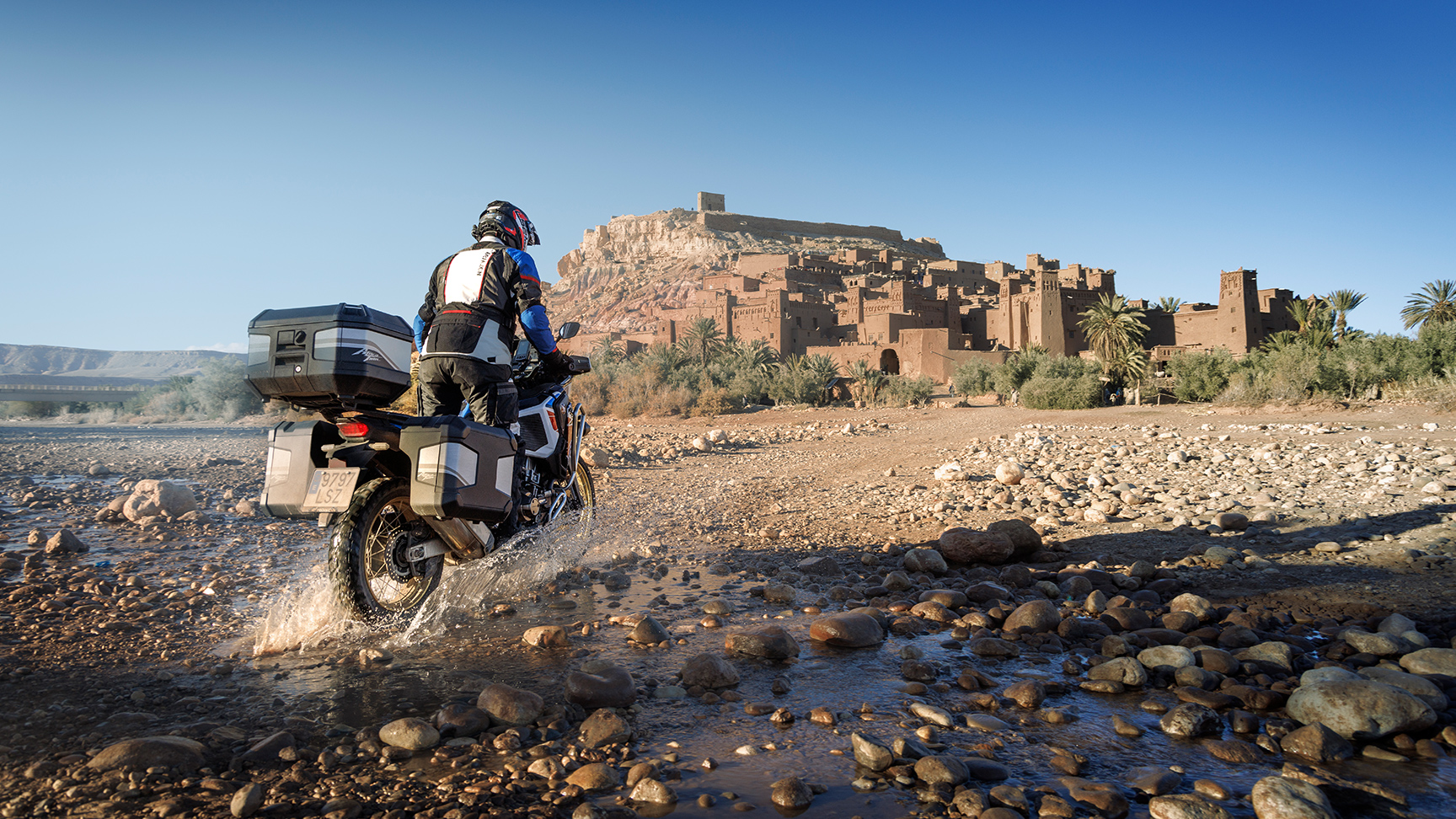 Motoros egy hátulról mutatott CRF1100 ATAS modellen, Touring kiegészítőkkel.