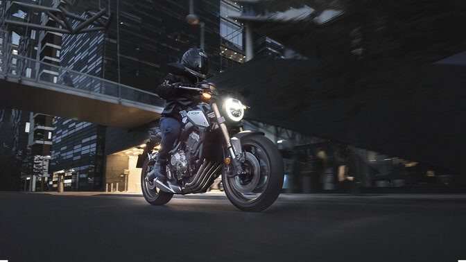 Honda CB650R háromnegyedes elölről készült felvétel, közúton
