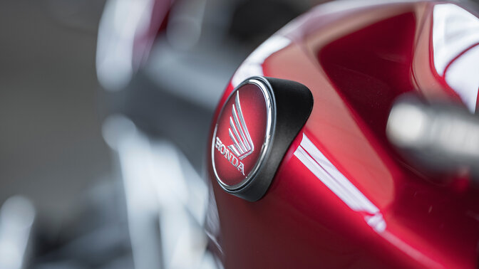 A Honda szárnyas logója az üzemanyagtartályon