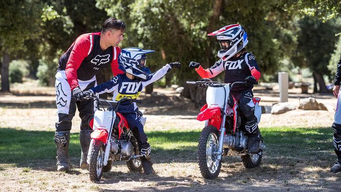 Honda CRF110F terepen, fiatal motorosokkal