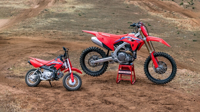 Honda CRF50R és CRF250R álló helyzetben, terepen