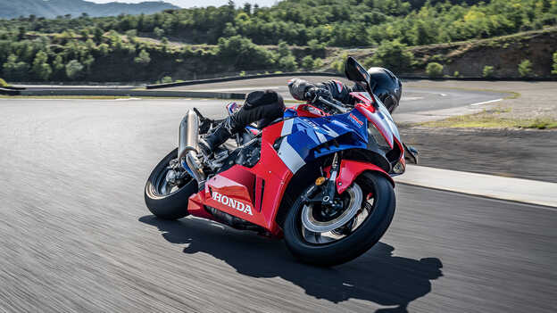 CBR1000RR-R Fireblade motorossal a versenypályán