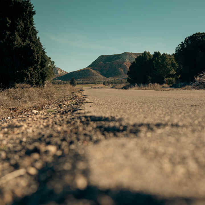 A távolba tartó üres út, amelyen nincsenek motorosok