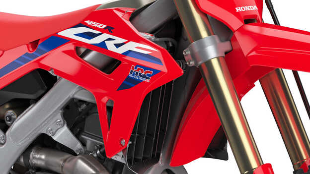 A Honda CRF450R új grafikus elemei és a HRC emblémája.