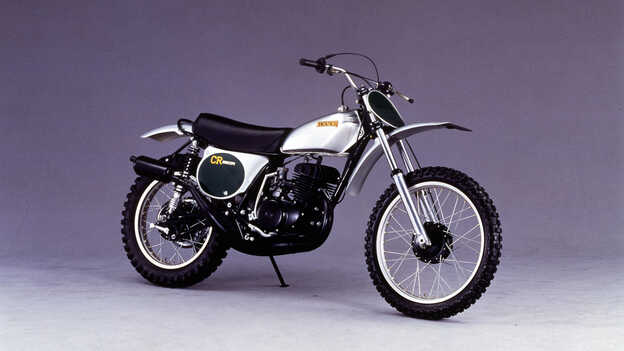 A Honda CR250M Elsinore oldalról, stúdiófelvételen.