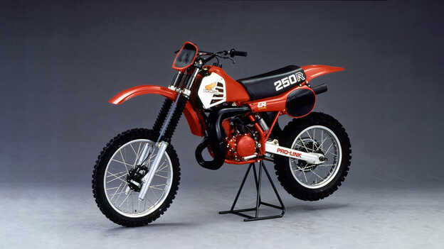 1981-es Honda CR250R oldalnézetből, stúdiófelvételen.