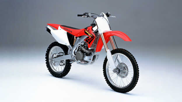 2002-es Honda CRF450R oldalnézetből, stúdiófelvételen.