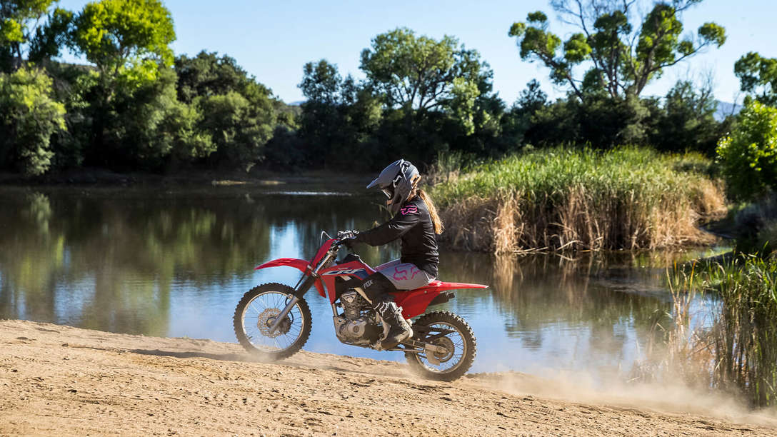 CRF125F Jobb motor, jobb pilóta