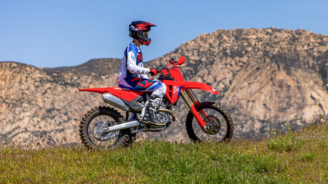 Honda CRF250R az MX pályán ugrás közben
