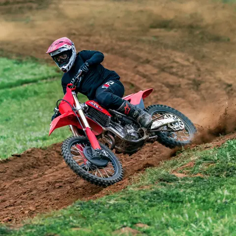 Honda CRF250R dinamikus kép versenypályán MX-versenyzővel
