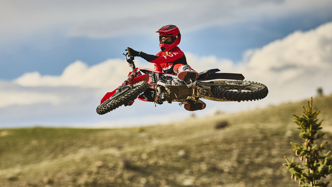 Honda CRF450R modell a versenypályán, motokrosszversenyzővel a nyeregben