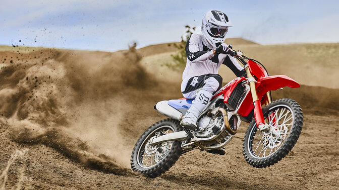 Honda CRF450R modell a versenypályán, motokrosszversenyzővel a nyeregben