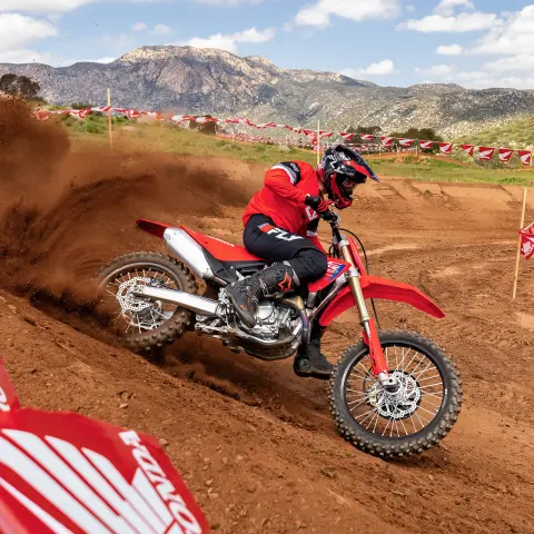 Honda CRF450R modell a versenypályán, motokrosszversenyzővel a nyeregben
