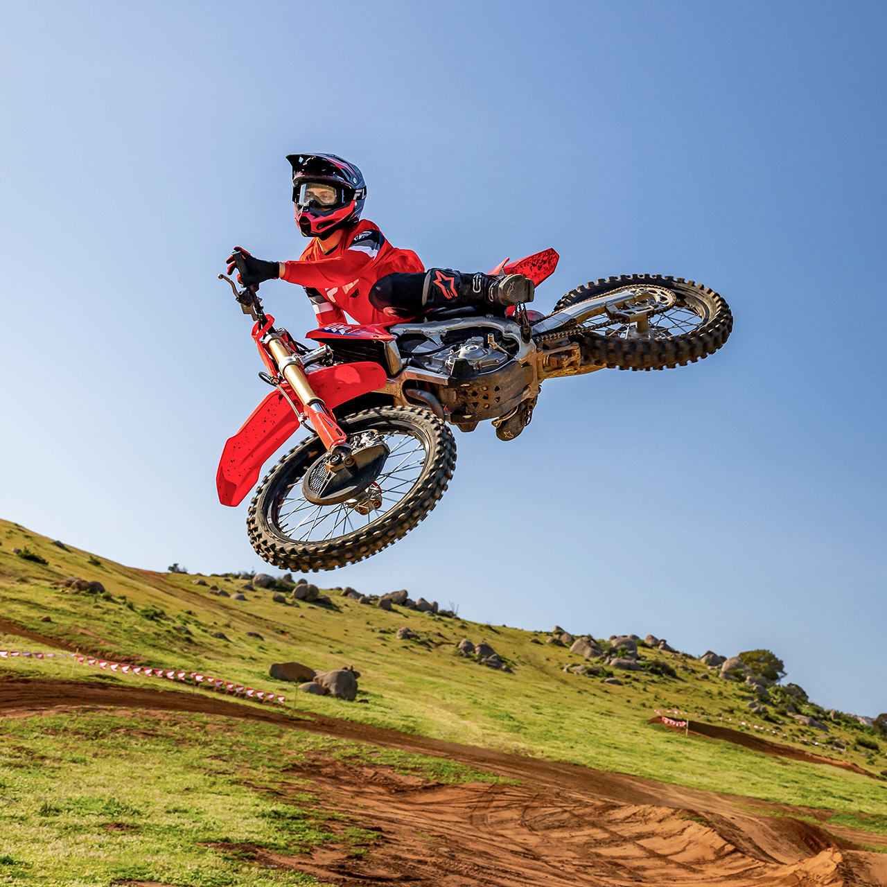 CRF450R motokrossz pályán, vezetővel.