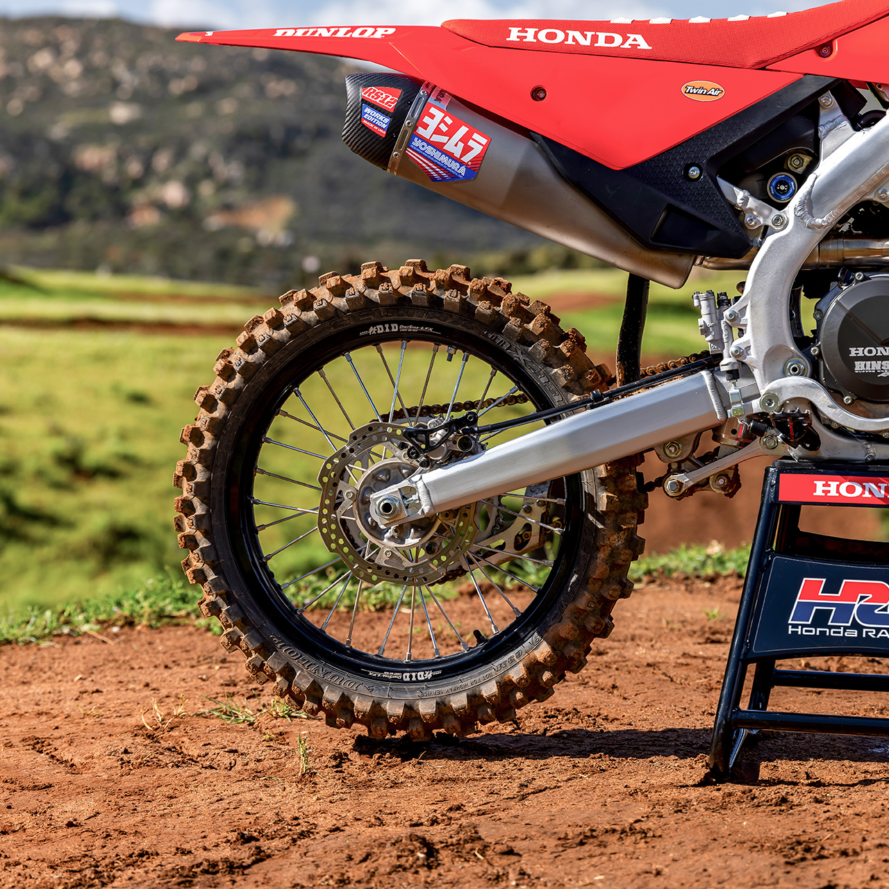 CRF450R motokrossz pályán, vezetővel.