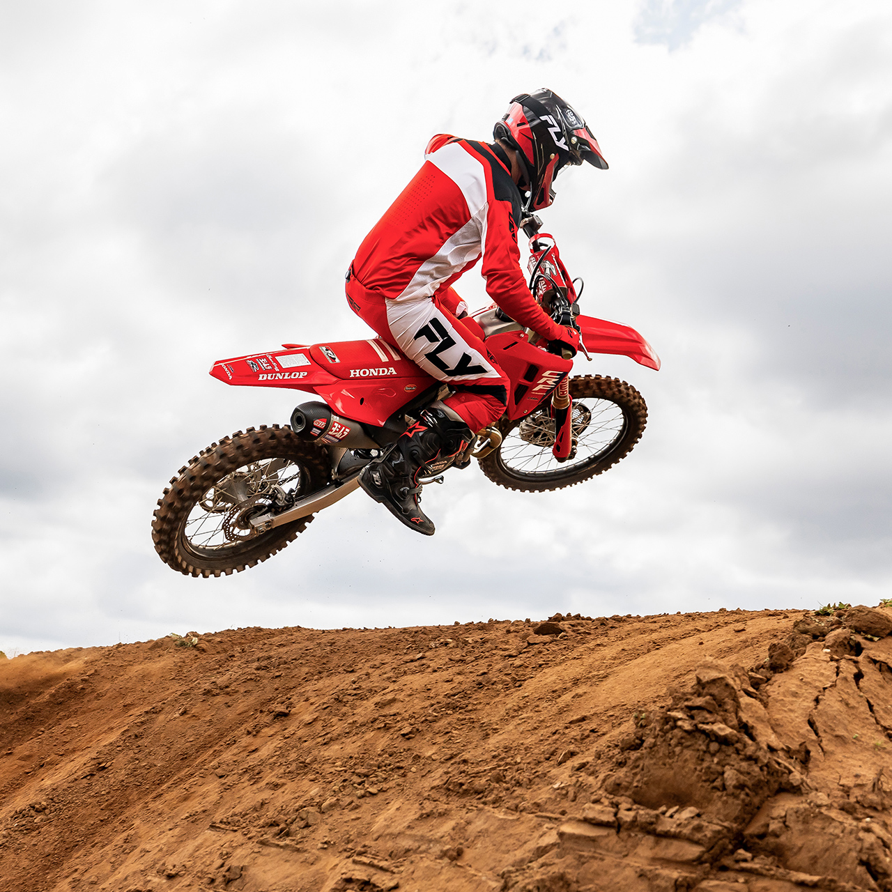 CRF450R motokrossz pályán, vezetővel.