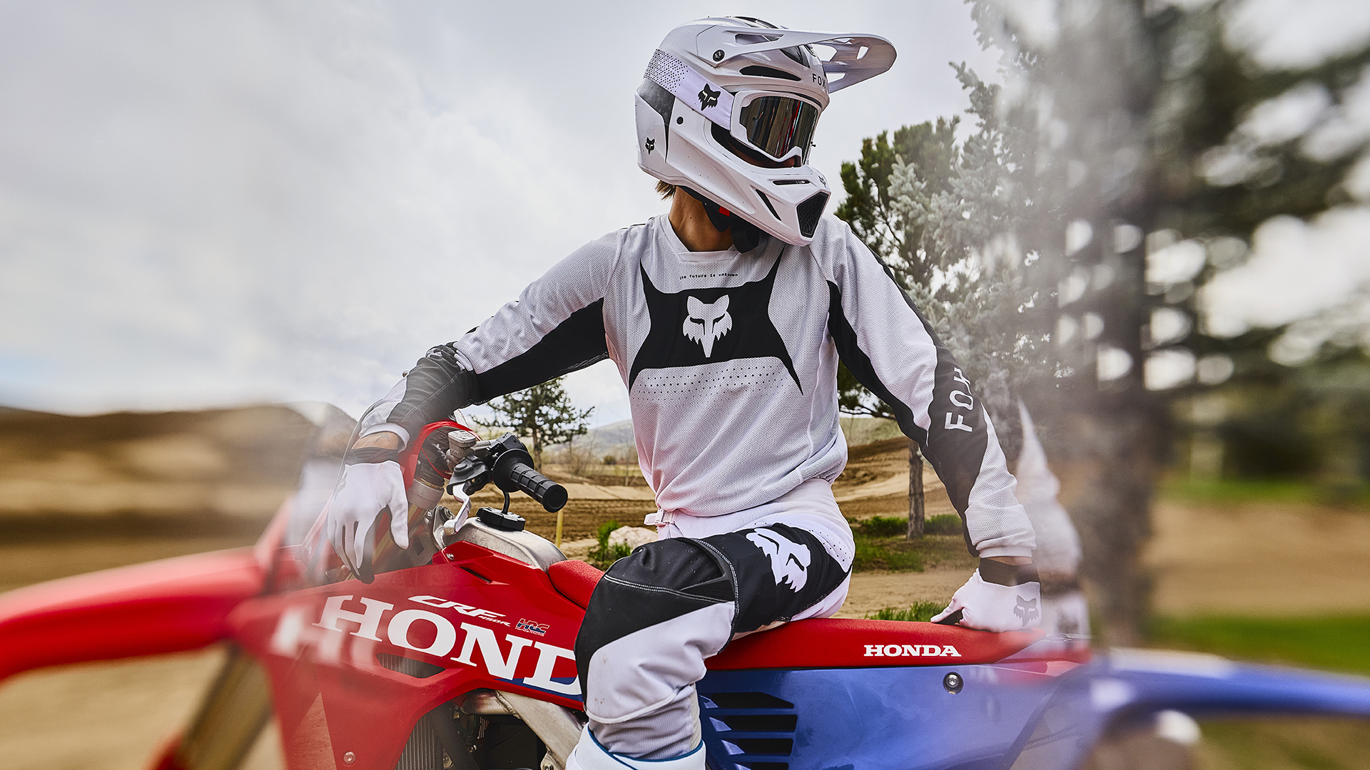 CRF450R motokrossz pályán, vezetővel.
