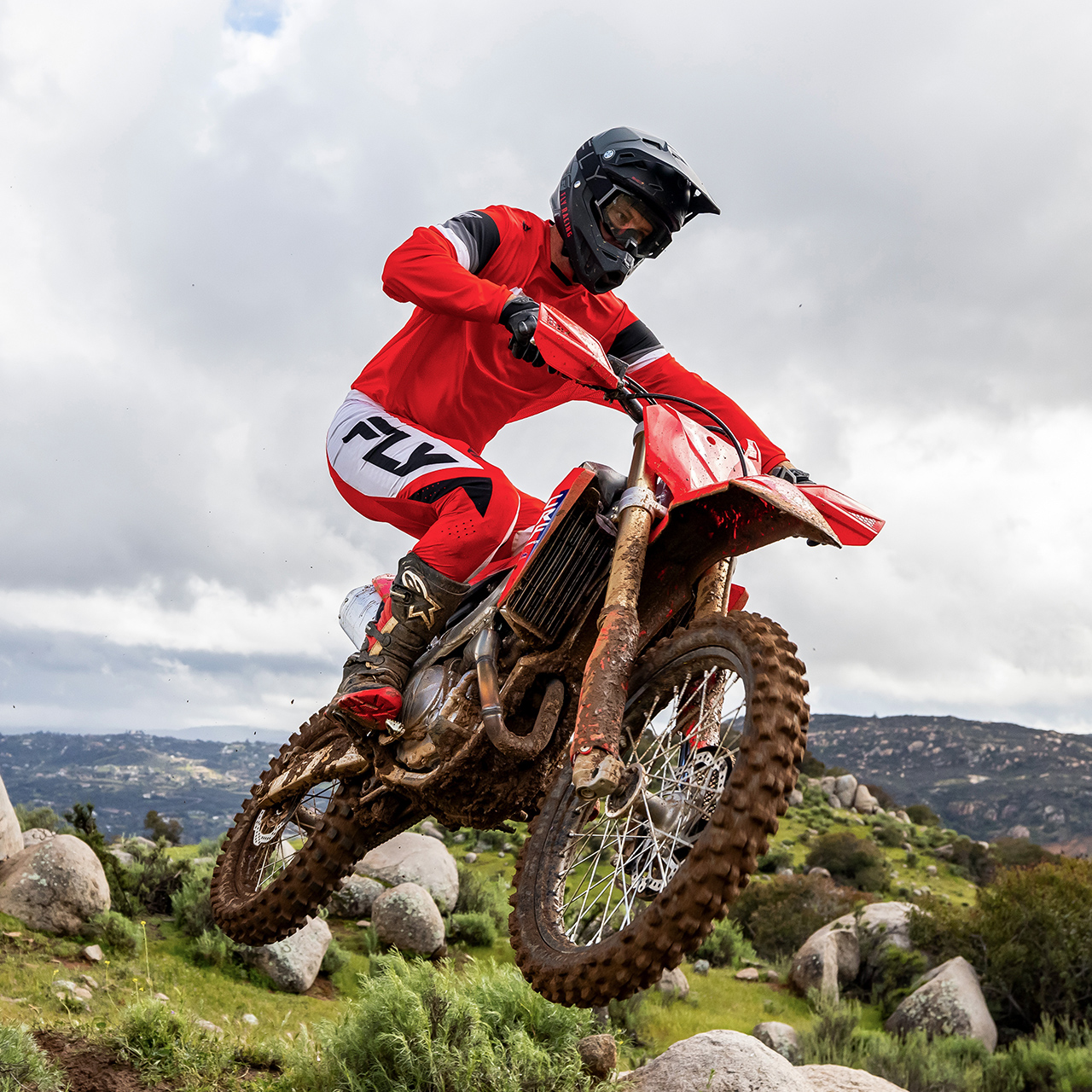 CRF450R motokrossz pályán, vezetővel.