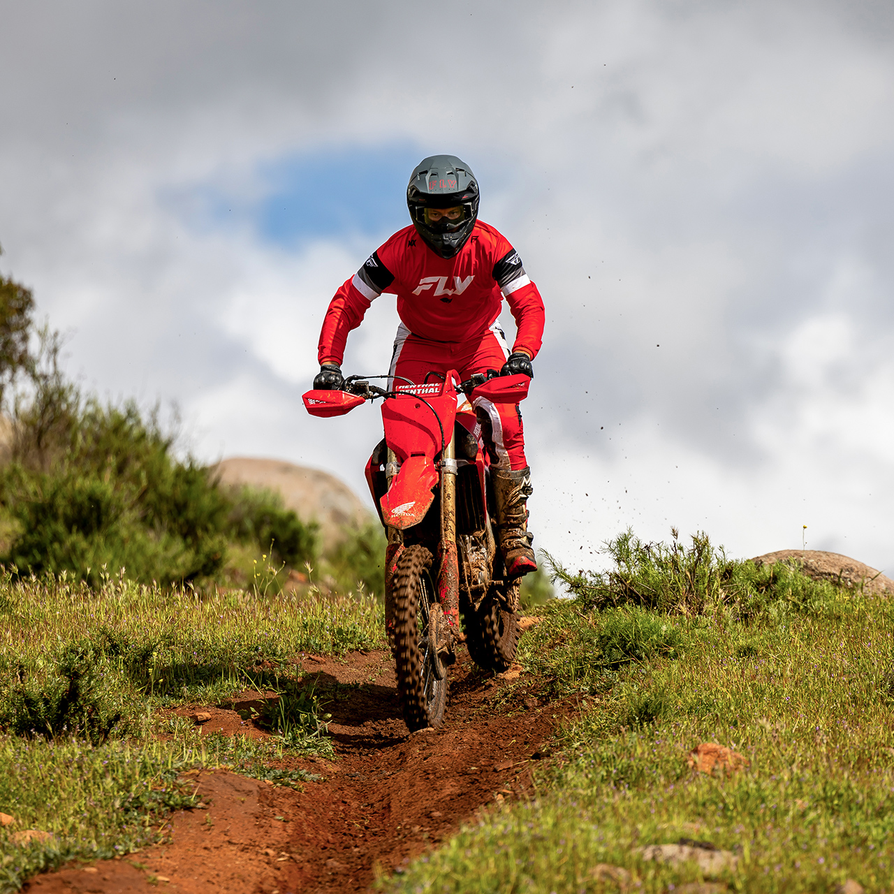 CRF450R motokrossz pályán, vezetővel.