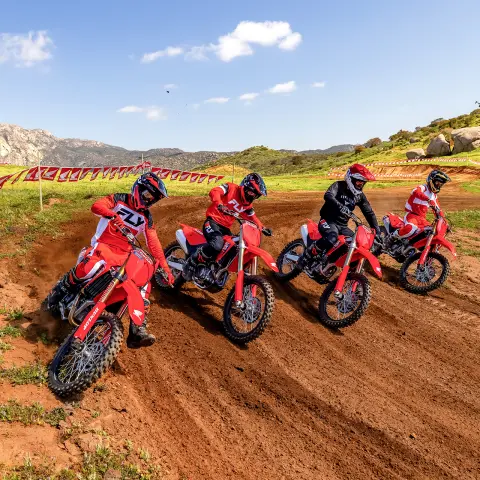 Honda CRF450R modell a versenypályán, motokrosszversenyzővel a nyeregben
