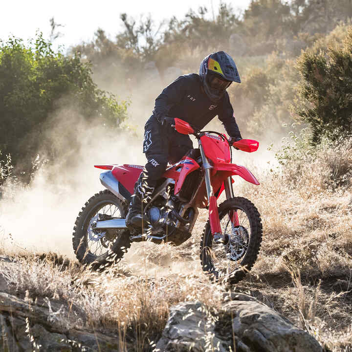 Honda CRF450RX off-road pályán, motorozás közben.