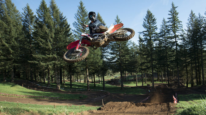 CRF450R a levegőben pilótával, krosszpályán.