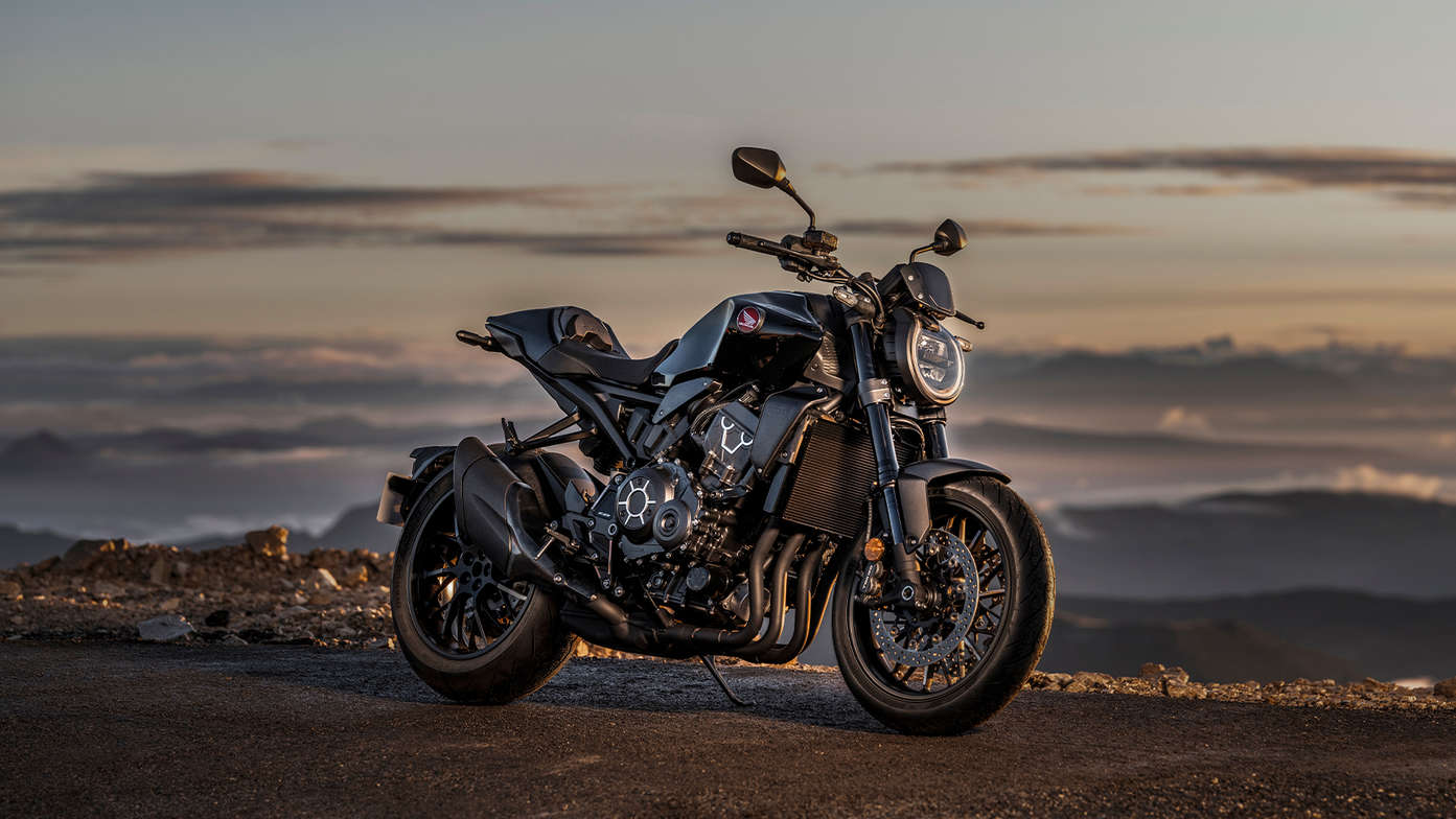 CB1000R Black Edition, háromnegyedes felvétel jobb oldalról, álló helyzetben, egy hegytetőn