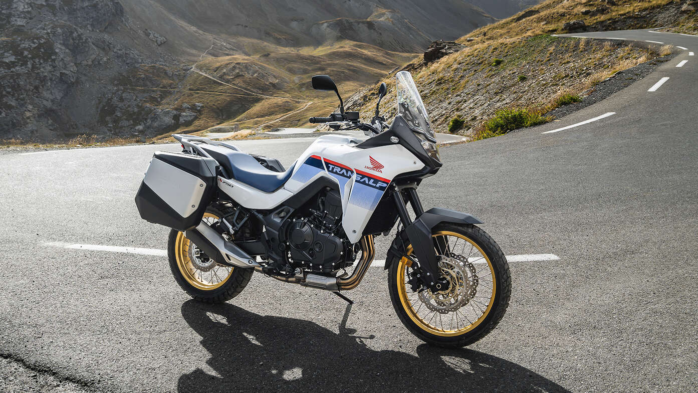 Honda XL750 Transalp egy hegyi hágón