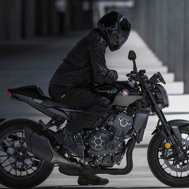 Honda CB1000R Black Edition, álló helyzetben, jobbról, motorossal