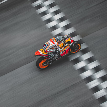 Honda MotoGP-versenyző halad át a célvonalon.