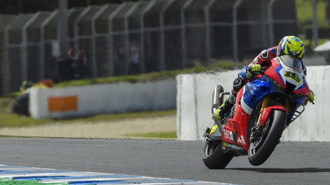 Honda WSBK Fireblade elölről, versenyen, háromnegyedes nézetben.