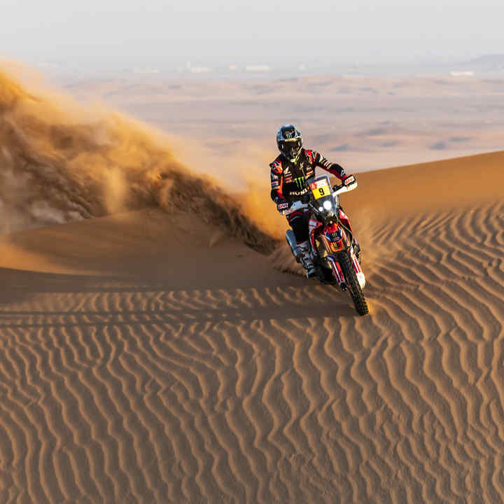 A Honda Dakar-versenyzője a sivatagi dűnék között. 