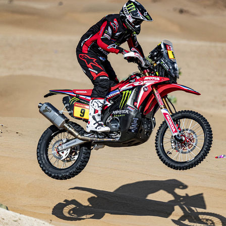 A Honda Dakar-versenyzője a sivatagban motorozik.