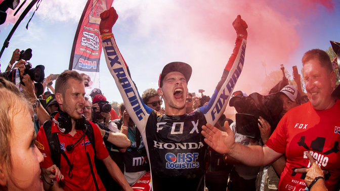 Hondás MXGP-versenyző ünnepli győzelmét.