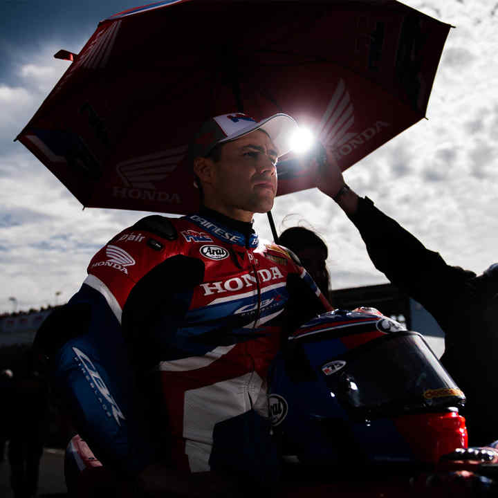 Leon Haslam WSBK-versenyző éppen interjút ad.