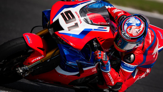 Honda Fireblade elölről, WSBK-versenyen, háromnegyedes nézetben.