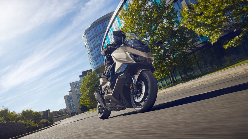 Forza 750 – dinamikus, háromnegyedes felvétel elölnézetből 