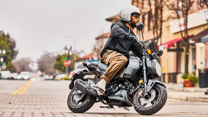SH350i – oldalról készült állókép motorossal