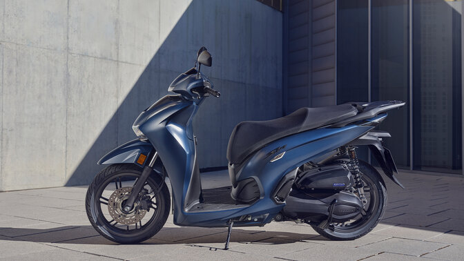 SH350i – oldalról készült állókép motorossal