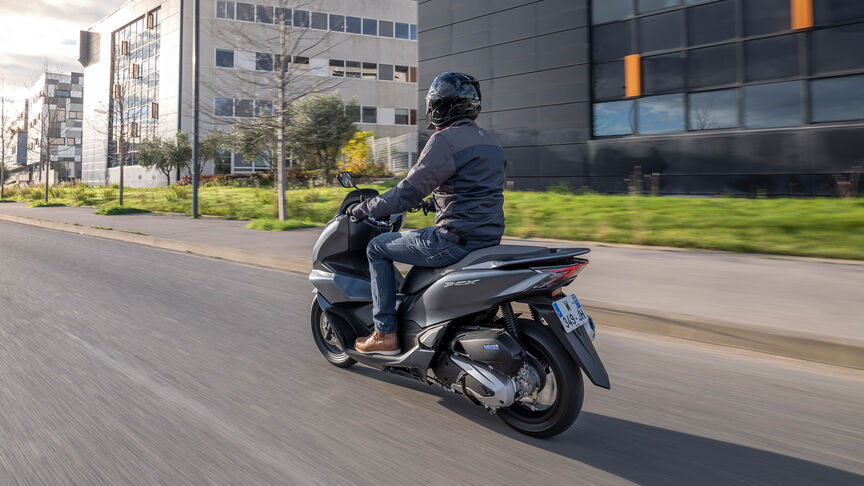 Honda PCX125 – Hátsó háromnegyedes dinamikus felvétel motorossal