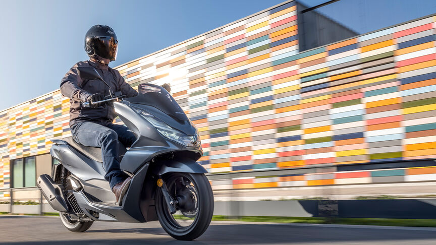 Honda PCX125 – Hátsó háromnegyedes dinamikus felvétel motorossal