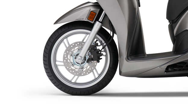Honda SH350i – 16 colos első és hátsó kerék, kiváló minőségű felfüggesztés, ABS-fékrendszer